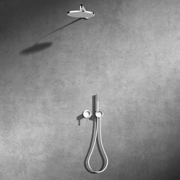 Modernes Duschsystem mit runder Regendusche, Handbrause und Unterputz-Armatur aus verchromtem Metall vor grauer Wand.