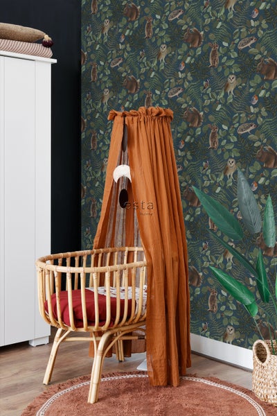 Dekoratives Kinderzimmer mit Wiege, Baldachin und Waldtiertapete