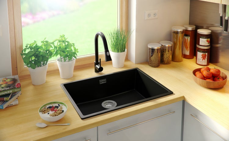 Küchenspüle aus Verbundmaterial mit Armatur in einer hellen Küche