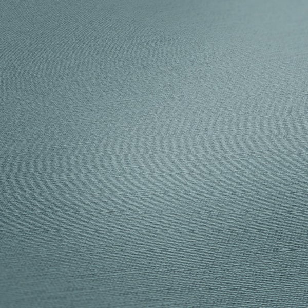 Helle Holzbank mit Handtuch und Badezimmerartikeln vor einer Wand