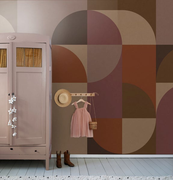 Dekoratives Kinderzimmer mit geometrischer Mustertapete, Kleiderschrank und Accessoires.