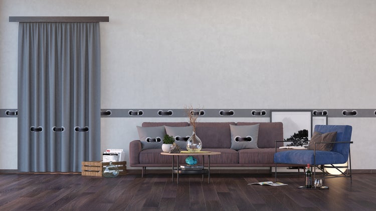 Wohnzimmer mit Vorhang, Sofa, Sessel und Dekoration