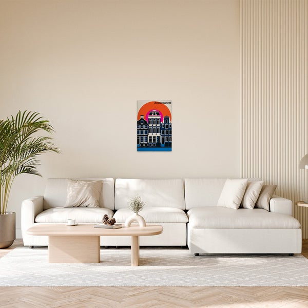 Illustration von Häusern im Amsterdamer Stil mit orangefarbener Sonne an einer Wand über einem Sofa