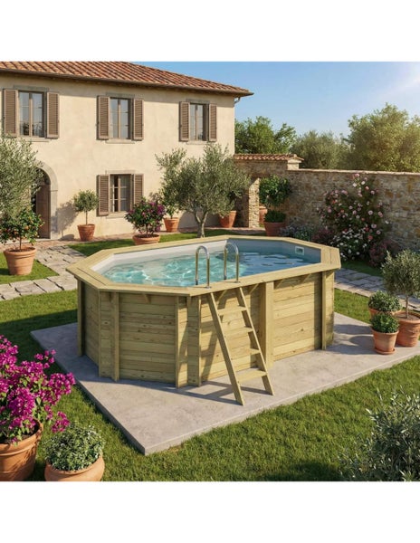 Holzpool mit Leiter im Garten