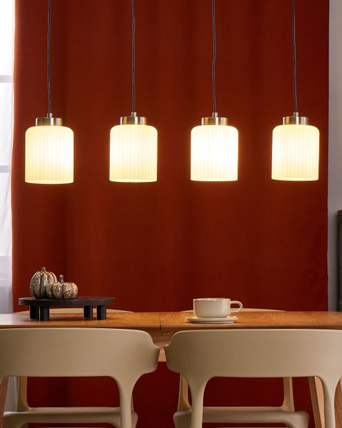 Detailansicht eines Lampenschirms aus Stoff und Rattan