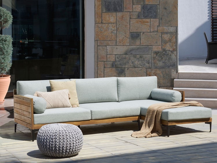 Gartenlounge mit Polsterung, Kissen und Fußhocker auf einer Terrasse