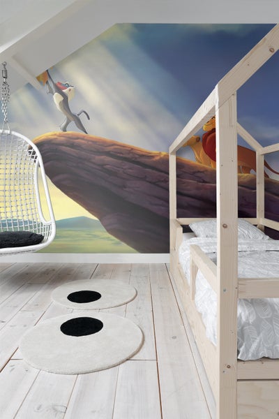 Zimmer mit Kinderbett, Hängesessel und Wandtapete mit Tiermotiv