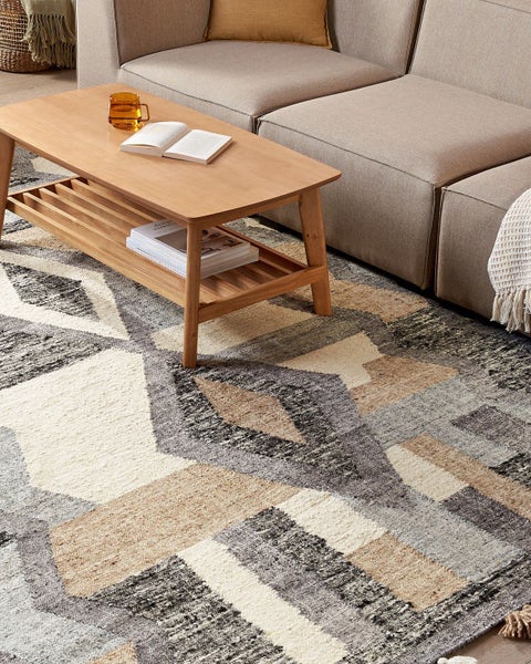 Abbildung eines Teppichs mit den Maßen 300 cm mal 200 cm sowie 9 cm langen Quasten