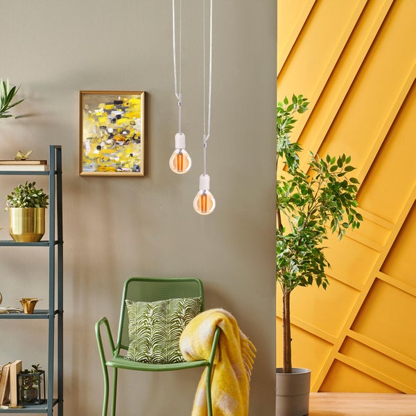 Dekoratives Interieur mit Regal, Gemälde, Stuhl, Zimmerpflanze und Pendelleuchten