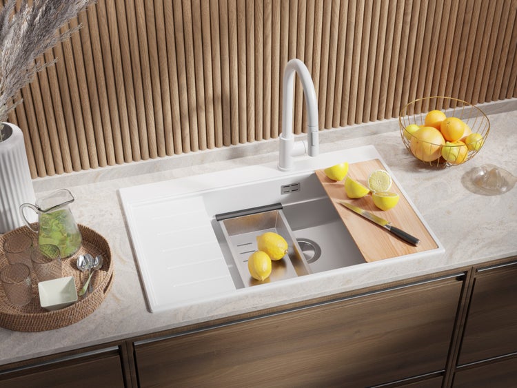 Spüle mit Abtropfschale, Schneidebrett und Armatur in einer Küchenszene.