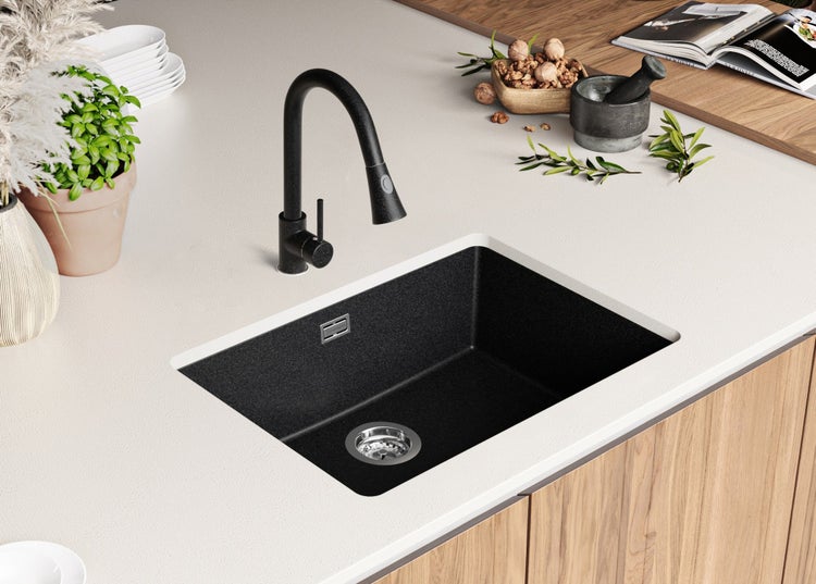 Schwarzes Spülbecken mit Armatur in einer Küchenarbeitsplatte