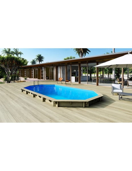 Achteckiger Pool mit Holzverkleidung und Leiter auf einer Terrasse mit tropischer Vegetation.