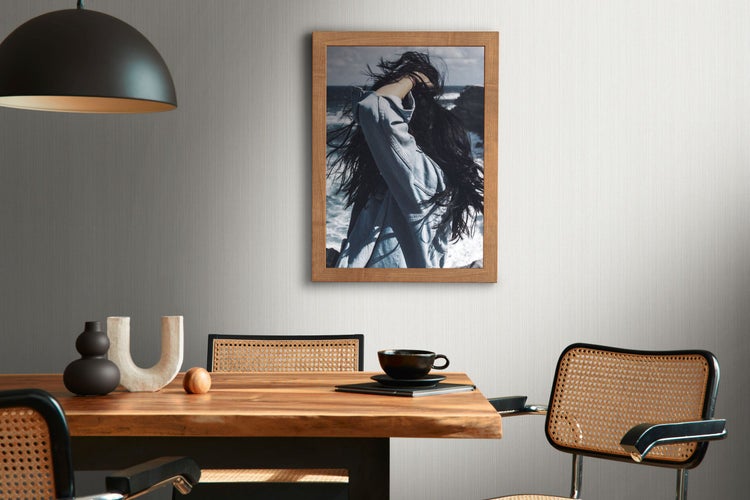 Dekoratives Bild im Rahmen an einer Wand über einem Esstisch