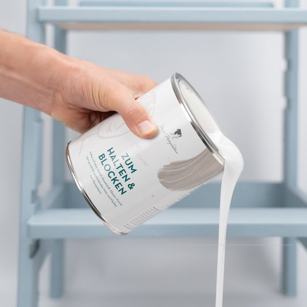 MissPompadour universelle Grundierung 1L, weiß, für Innen und Außen - wasserbasiert, schnelltrocknend - unter Lack, Kreidefarbe, Möbelfarbe - Sperrgrund für Holz - Haftgrund für Kunststoff und Metall