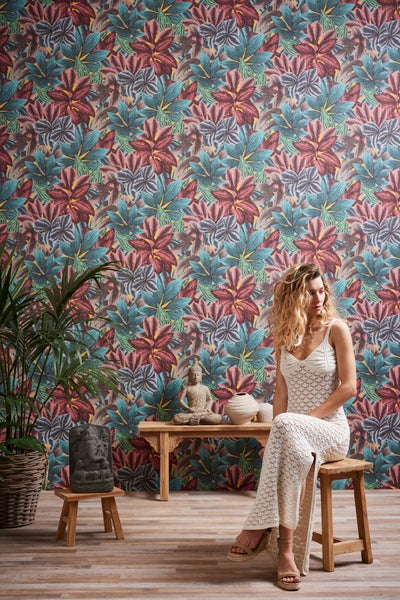 Raum mit Blattmuster-Tapete, Holzstuhl und Weidenkorb