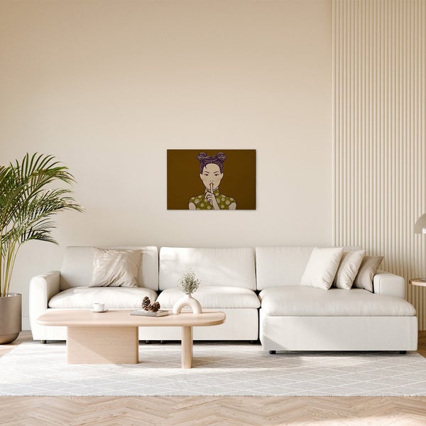 Illustration einer Frau, die Ruhe einfordert, als Wanddekoration in einem Wohnzimmer