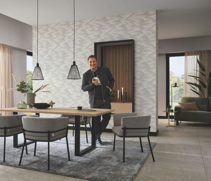 Teppich mit abziehbarer Schutzfolie vor der Anwendung und Anro Logo.