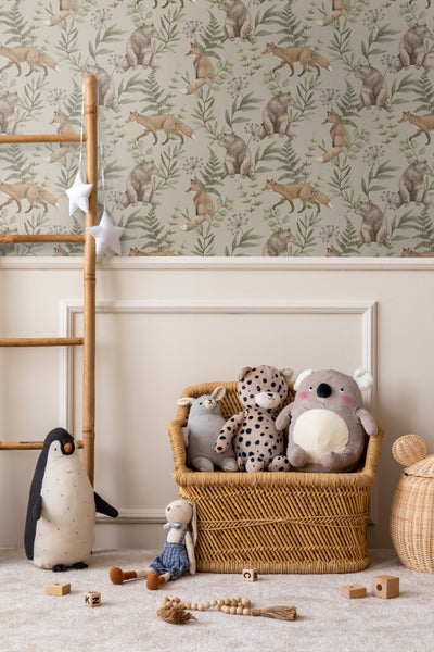 Dekoratives Kinderzimmer mit Kirschmuster-Tapete, Kleiderständer und Hocker