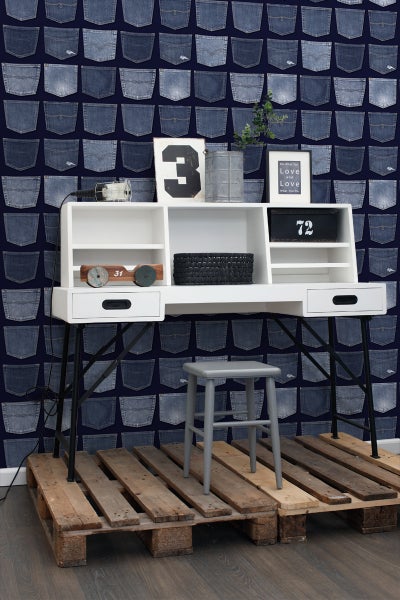 Szene mit Schreibtisch, Stuhl und Wandtapete mit Jeanshosentaschenmuster