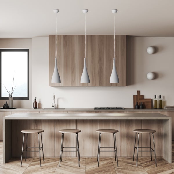 Helle Küche mit Holzelementen, Kochinsel und Barhockern.