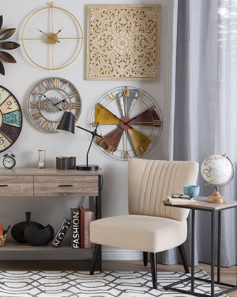 Wohnzimmer mit Konsole, Stuhl, Beistelltisch und Wanddekorationen wie Uhren und Relief