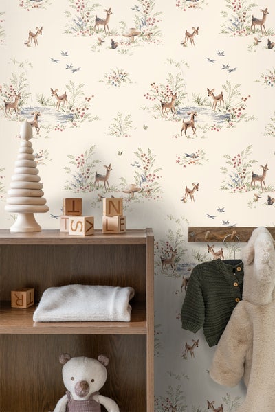 Kinderzimmer mit weißer Wiege und Tapete mit Tiermotiven