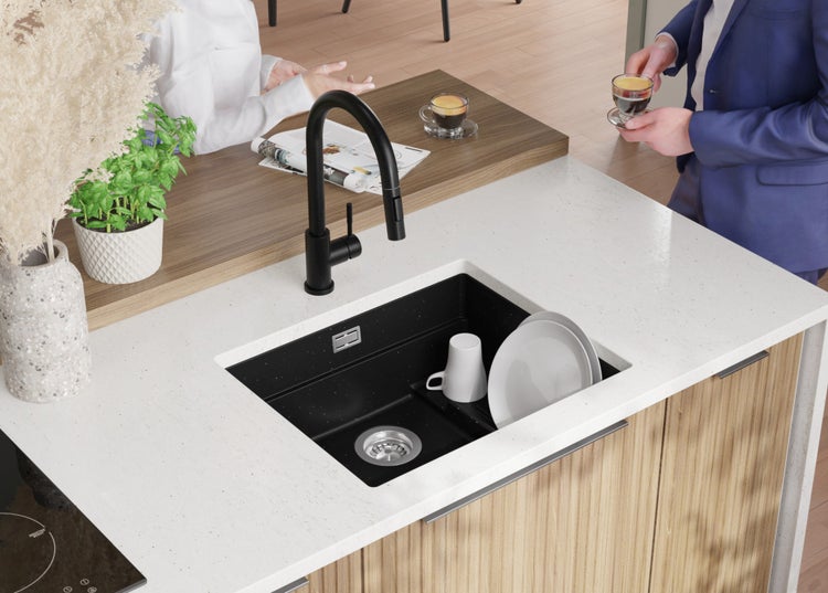 Küchenspüle mit Armatur, Geschirr und stilvoller Kücheneinrichtung