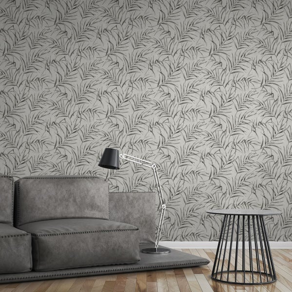 Wohnzimmer mit gemusterter Tapete, Sofa, Stehlampe und Beistelltisch