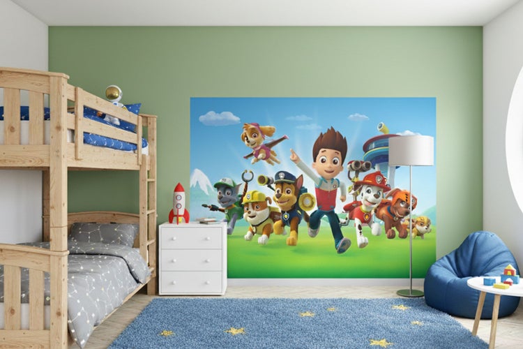 Kinderzimmer mit Etagenbett, Kommode, Stehlampe, Sitzsack und Paw Patrol Wandbild.