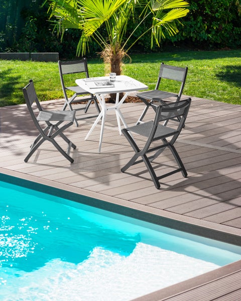 Vier graue Klappstühle für den Außenbereich