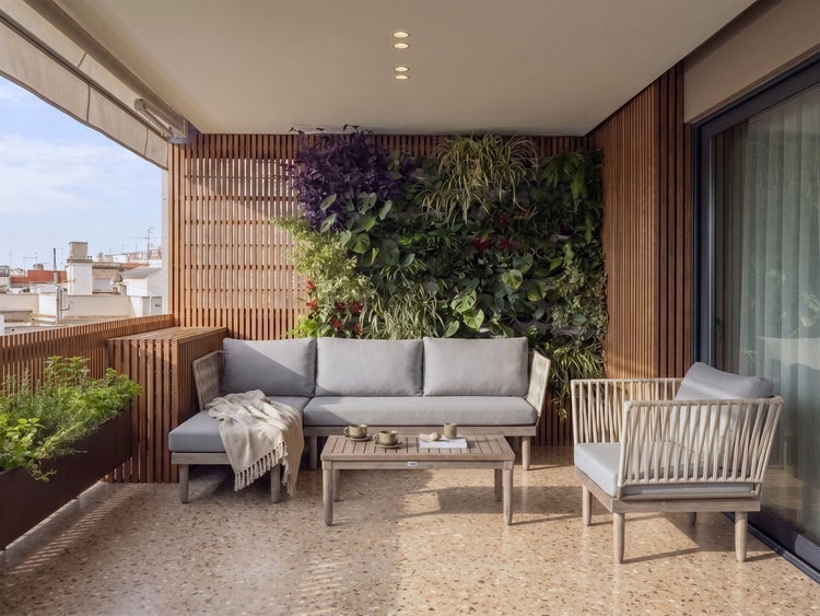 Moderner Balkon mit Holz-Lounge-Möbeln, Seilgeflecht, Couchtisch, vertikalem Garten an Holzwand und hellem Boden in Terrazzo-Optik.