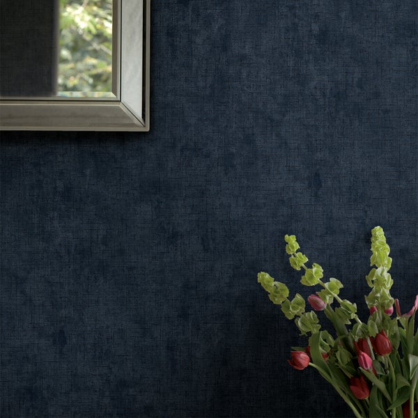 Strukturierte Tapete mit Textiloptik vor einem Spiegel und einem Blumenstrauß an der Wand.