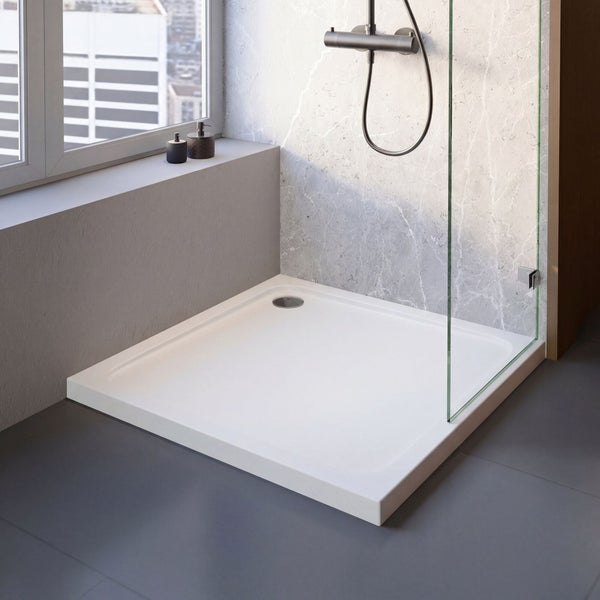 Quadratische weiße Duschwanne in einem modernen Badezimmer mit Glasabtrennung, Duscharmatur und einer Wand in Marmoroptik.