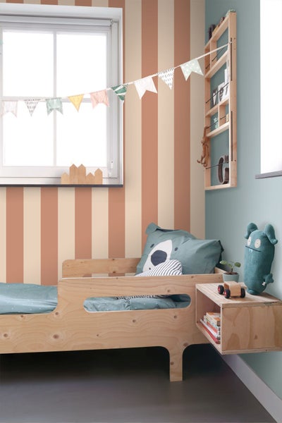 Helles, organisiertes Kinderzimmer mit gestreifter Tapete, einem Holzbett und einem Wandregal aus Holz.