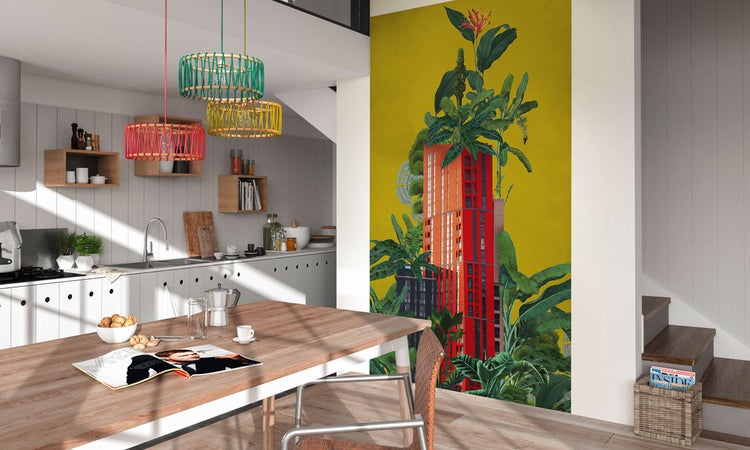 Helle Küche mit Esstisch, Pendelleuchten und Wandbild mit Gebäude- und Pflanzenmotiv