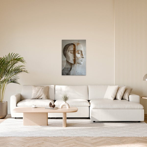 Wohnzimmer mit Sofa, Tisch und Wandbild mit abstrakten Gesichtern.