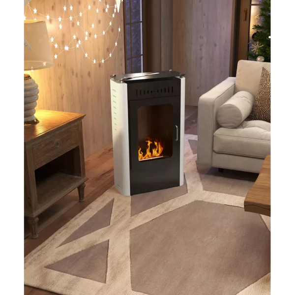 Pelletkaminofen in einem Wohnzimmer mit Teppich, Lampe, Kommode und Sofa.