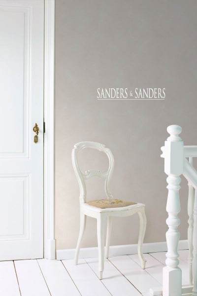 Raumansicht mit Tür, Stuhl und Treppengeländer sowie Sanders & Sanders Schriftzug an der Wand