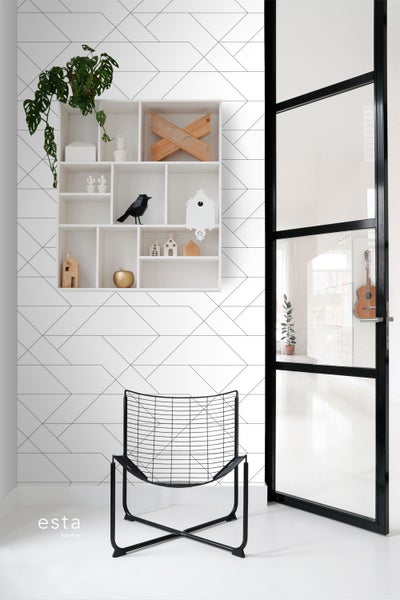 Dekoratives Interieur mit Drahtstuhl, Regal und geometrischer Tapete für ein modernes Ambiente