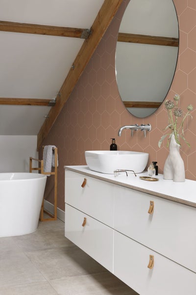 Badezimmer mit Waschbecken, Spiegel und hexagonförmigen Wandfliesen