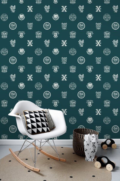 Raumansicht mit gemusterter Tapete, Sessel, Teppich und Dekoration