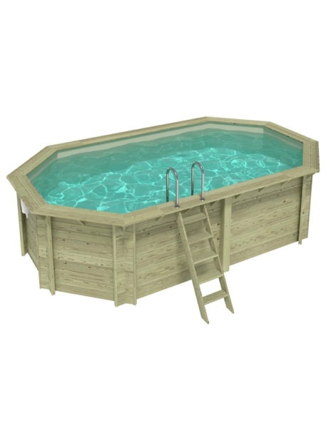 Ovaler Holzpool mit Leiter und Wasser gefüllt