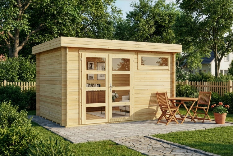Modernes Gartenhaus aus Holz mit Flachdach, Glas-Doppeltür und Blick in den Innenraum auf einer Terrasse mit Holzmöbeln in einem hellen Garten.