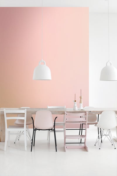 Helles Esszimmer mit Esstisch, Stühlen und Pendelleuchten