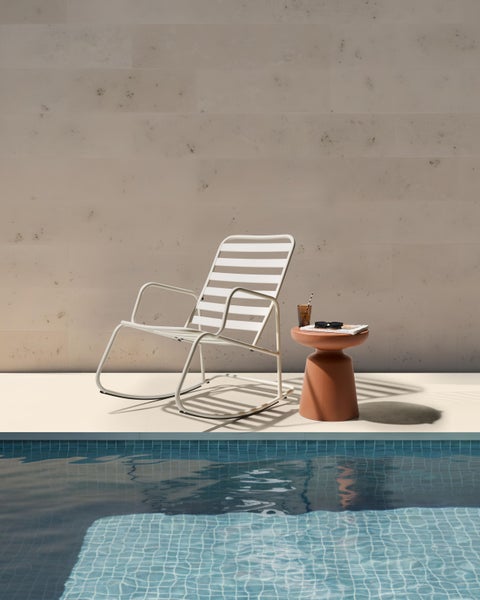 Szene mit Schaukelstuhl und Beistelltisch am Pool