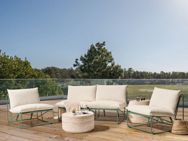 Terrasse mit Gartensitzgruppe, bestehend aus Sofa, Sesseln und Beistelltischen