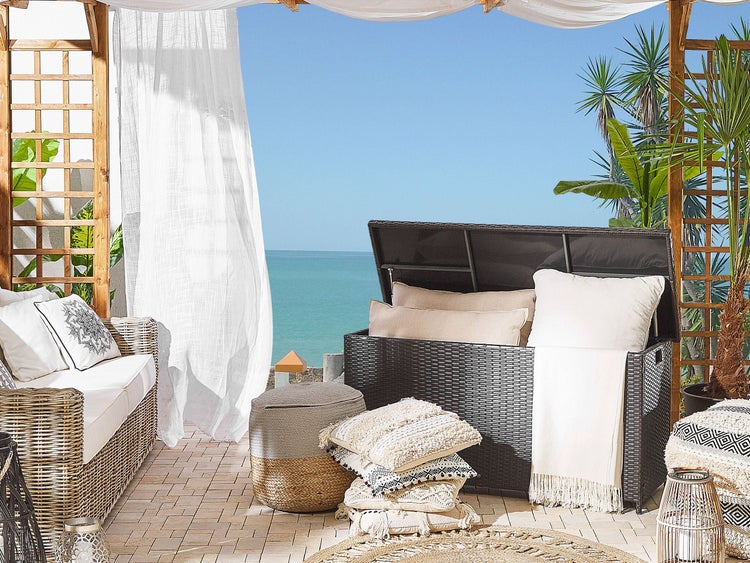 Dekokissen mit geometrischem Muster