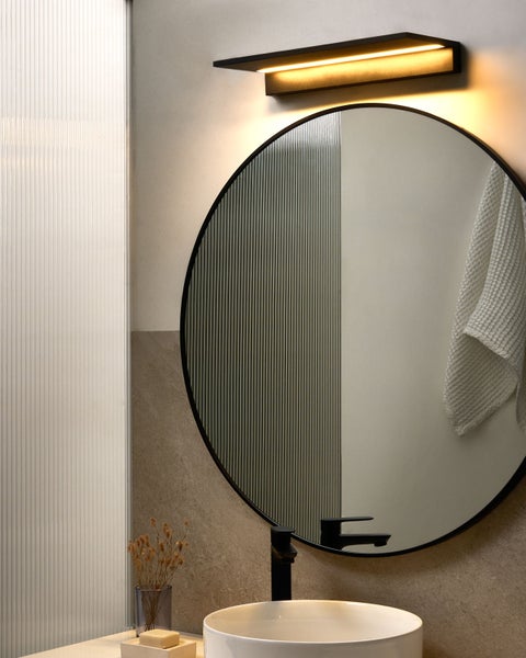 Modernes Badezimmer mit rundem Spiegel, LED-Wandleuchte und Aufsatzwaschbecken