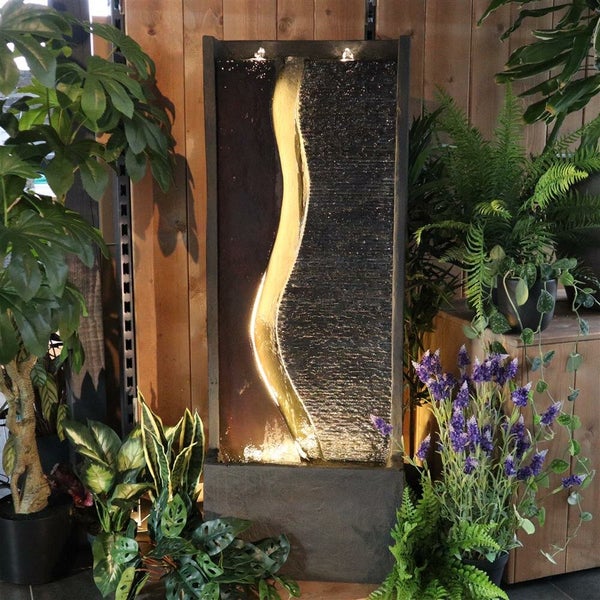 Dekorativer Zimmerbrunnen mit Wasserfall und Pflanzen