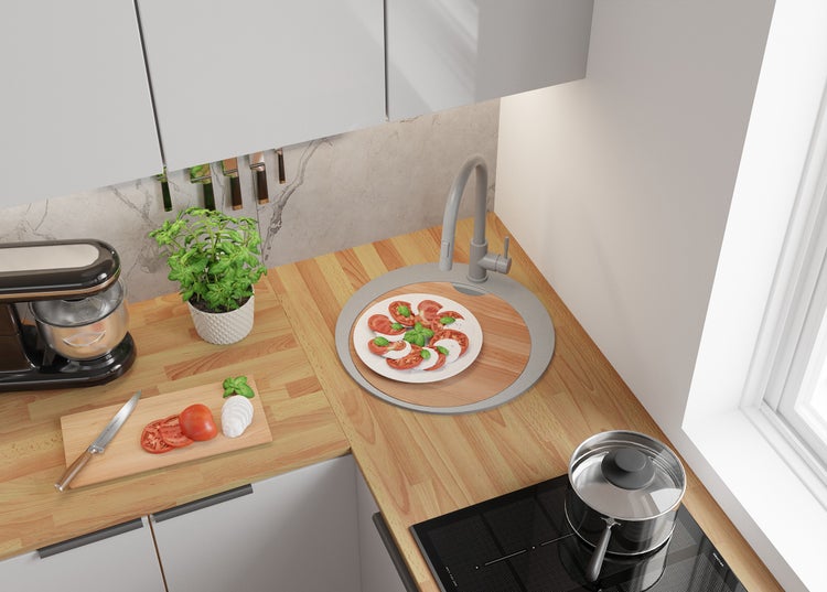 Küchenszene mit Spüle, Kochfeld, Küchenmaschine und Zutaten für Caprese